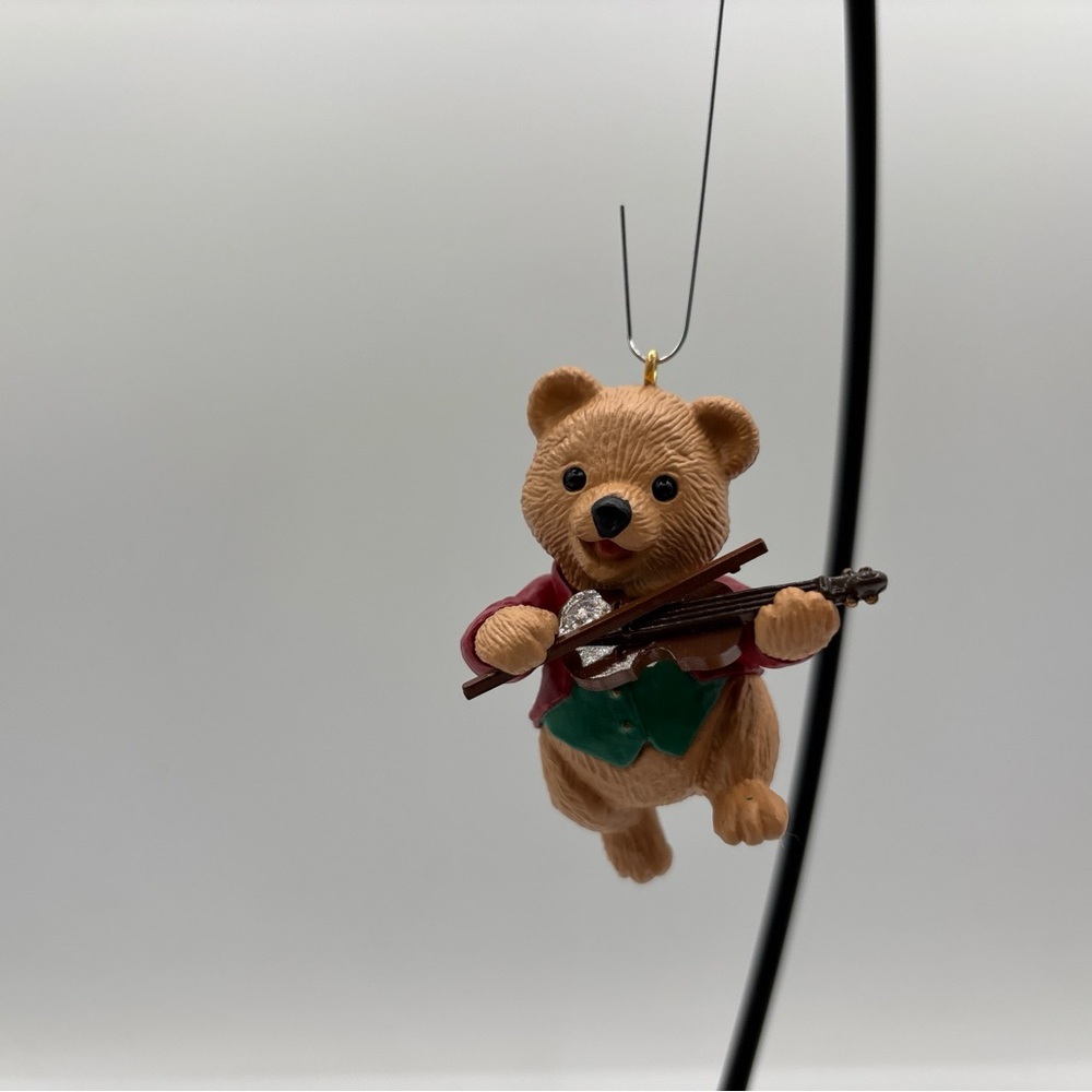 Vintage 1991‎ Hallmark Keepsake Fiddlin Around Bear Violin Ornament QX438-7